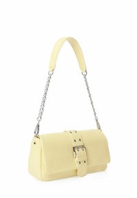 Borsa gialla con texture, di forma rettangolare, dotata di chiusura simile a una cintura e dettagli in catena argentata. Tracolla regolabile.