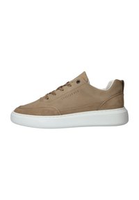 Lichtbruin suède sneakers met gaasaccenten, ronde neus, witte rubberen zool en platte veters. Merkennaam weergegeven aan de zijkant.