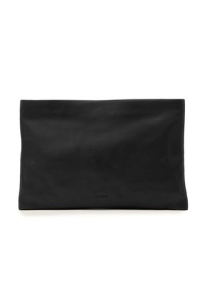 Czarna prostokątna kopertówka ze skóry o gładkiej powierzchni i subtelnym wytłoczeniu logo marki na środku na dole.
