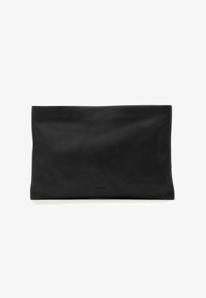 Zwarte rechthoekige leren clutch met een glad oppervlak en een subtiele merkembleem aan de onderkant in het midden.