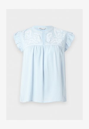 Blouse bleu clair à manches courtes avec manches à volants, broderie florale blanche sur la poitrine et une petite ouverture en V.