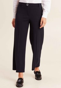 Navy broek gemaakt van een gladde stof, met een recht model, zijzakken, een knoopsluiting en een op maat gemaakte tailleband.