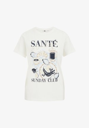 Valge puuvillane T-särk, millel on graafiline trükis hommikusöögiesemetest, sealhulgas kroissantidest ja kohvist, tekstiga "SANTÉ SUNDAY CLUB."