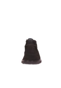 Zapato negro de ante hasta el tobillo con puntera redondeada, suela de goma plana y un sistema de cordones minimalista. Presenta detalles de costura en los bordes.