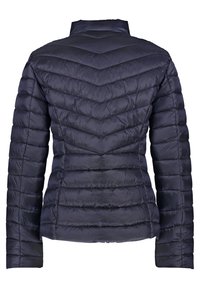 Mörkblå puffjacka med en chevron-quiltad design, hög krage och långa ärmar, tillverkad av glänsande vattenavvisande material.