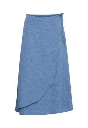 Modrá sukňa s textúrovanou tkaninou. Obsahuje uzáver na viazanie a zakrivený lem, ktorý sa prekrýva, čím vytvára asymetrický dizajn.