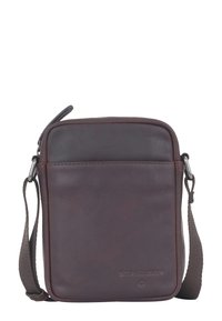 Borsa a tracolla in pelle marrone con chiusura a zip, tracolla regolabile e logo impresso. Texture liscia e forma rettangolare con angoli arrotondati.
