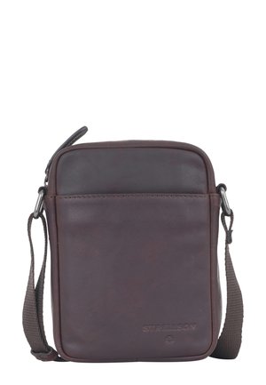 Borsa a tracolla in pelle marrone con chiusura a zip, tracolla regolabile e logo impresso. Texture liscia e forma rettangolare con angoli arrotondati.