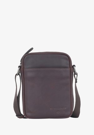 Rjava usnjena torba čez ramo z zadrgo, nastavljivim trakom in odtisnjenim logotipom. Gladka tekstura in pravokotna oblika s zaobljenimi robovi.