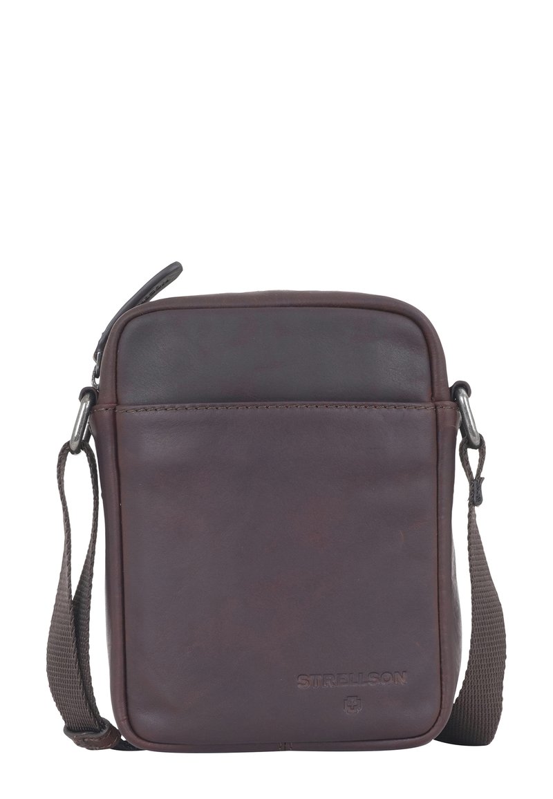 Borsa a tracolla in pelle marrone con chiusura a zip, tracolla regolabile e logo impresso. Texture liscia e forma rettangolare con angoli arrotondati.