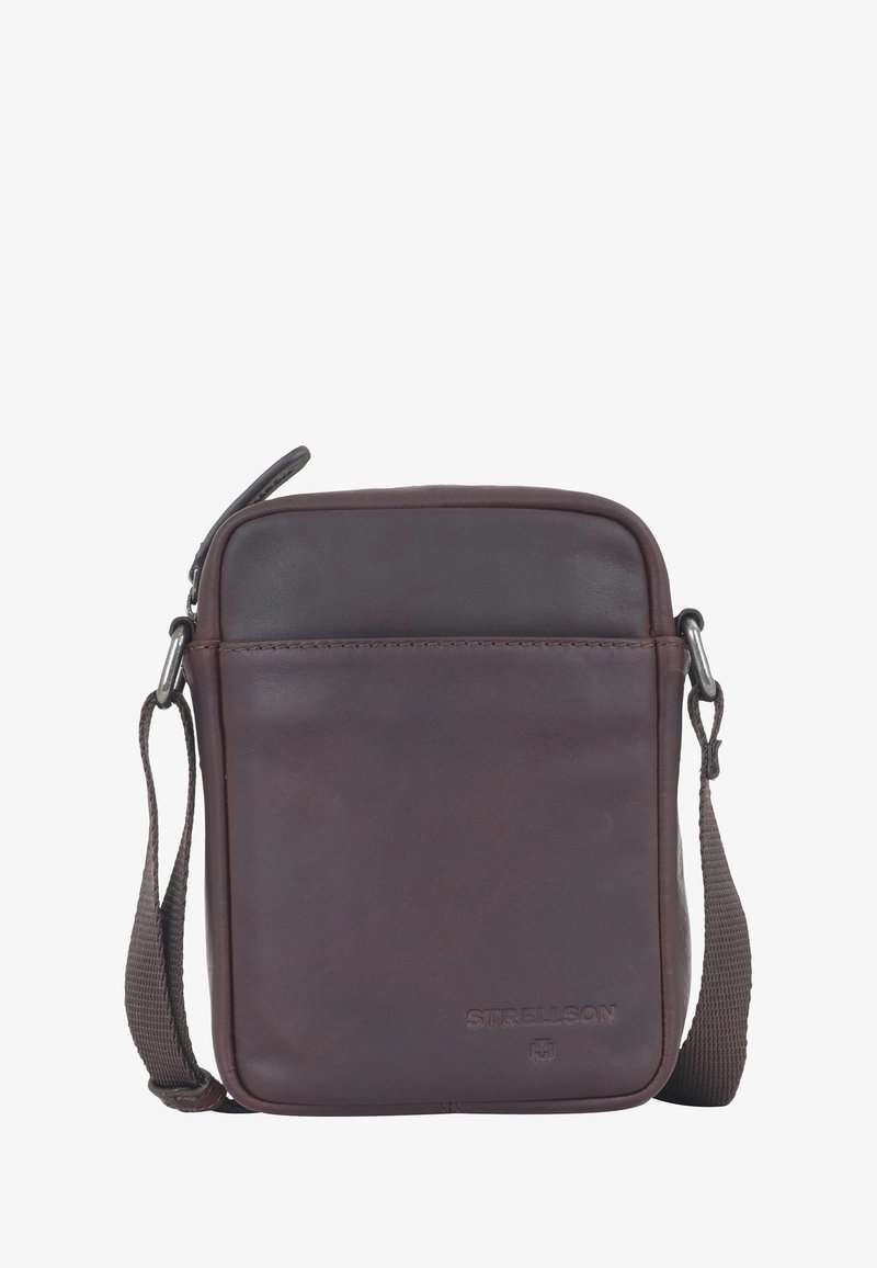 Hnědá kožená crossbody taška se zipovým uzávěrem, nastavitelným popruhem a vyraženým logem. Hladký povrch a obdélníkový tvar s zaoblenými rohy.