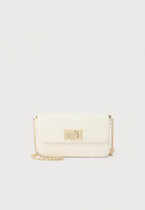 Kleine rechthoekige crèmekleurige clutch met gouden draaiversluiting en gouden kettingriem op witte achtergrond.