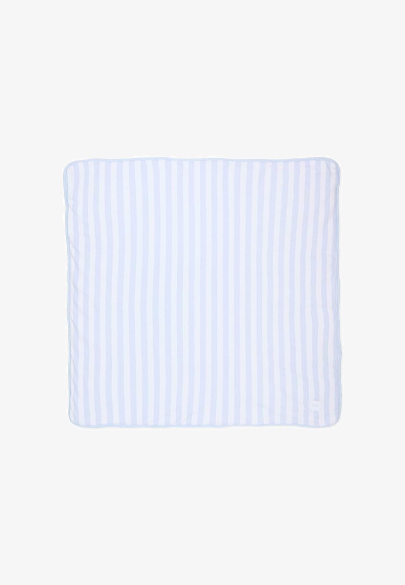 Cuscino rettangolare a righe verticali azzurre e bianche con bordi arrotondati, mostrato su sfondo bianco.