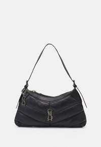 Bolso de hombro de cuero negro con diseño acolchado, charm del logo MS en tono plateado y cierre de cremallera, colgado de una sola correa ancha.