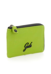 Portafoglio in pelle verde con zip nera, con un logo nero lucido sul davanti. Design compatto con una texture liscia.