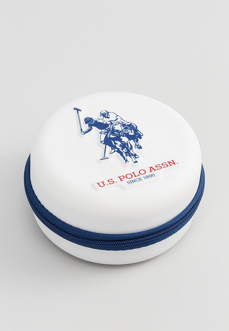 Custodia rigida bianca con zip blu, caratterizzata da un grafiche di un giocatore di polo blu e il testo rosso "U.S. POLO ASSN.". Forma rotonda, texture liscia.