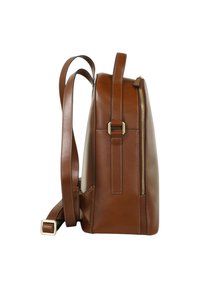 Zaino in pelle marrone con una texture liscia. Dotato di spallacci regolabili e di una cerniera dorata lungo il lato per un facile accesso.
