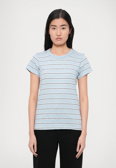 Ανοιχτό μπλε κοντομάνικο T-shirt με οριζόντιες ναυτικές και λευκές ρίγες, με στρογγυλή λαιμόκοψη και απαλό βαμβακερό ύφασμα.