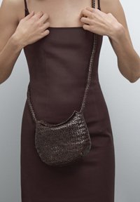 Massimo Dutti Axelremsväska - dark brown