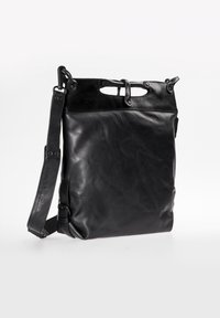 Borsa a tracolla nera in pelle con una texture liscia, tracolla regolabile e chiusura superiore unica con manici a intaglio e accenti metallici.