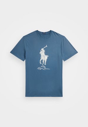 Blaues T-Shirt mit kurzen Ärmeln und Rundhalsausschnitt, mit weißem Motiv eines Polospielers zu Pferd und dem Schriftzug "Polo Ralph Lauren" darunter.
