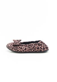 Leopardprint platte schoen in roze en zwart, met een afgeronde neus en een strikdetail aan de voorkant. Zacht materiaal met een platte rubberen zool.