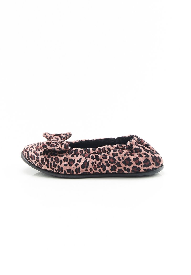 Leopardprint platte schoen in roze en zwart, met een afgeronde neus en een strikdetail aan de voorkant. Zacht materiaal met een platte rubberen zool.