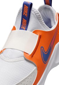 Baskets blanches avec des accents orange et bleu. Dotées d'un dessus en synthétique lisse, d'une texture en mesh et d'une sangle élastique. Logo emblématique sur le tablier du talon.