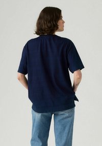 Levi's® TABOR INDI - T-shirts print - raw edge appliq