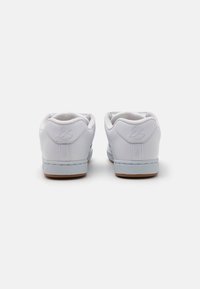 és ACCEL 95 UNISEX - Skate shoes - white