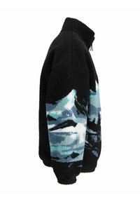 Schwarze Fleecejacke mit hohem Kragen und Reißverschluss. Sie verfügt über ein mehrfarbiges Bergdesign in Blau und Weiß entlang der Ärmel. Strukturierter Stoff.