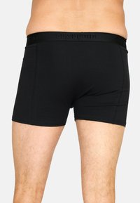 Sorte boxer briefs lavet af et glat, strækbart stof. Har en bred, prægede talje med "CLAUDIO" branding.