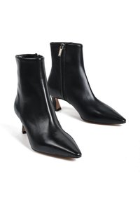 Czarne skórzane botki za kostkę z wąskim noskiem, z boku na zamek i niskim słupkowym obcasem. Gładka faktura i elegancki design.