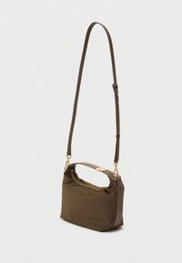 Brun nylon håndveske med en strukturert form, en glidelås på toppen og et slankt, justerbart skulderrem. Har detaljer i gullmetall.