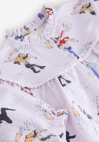 Gaiši rozā kleita ar fakturētu audumu, tai ir volānu kakla izgriezums un rotaļīgi dejotāju raksti. Priekšpusē ir divas pogas.