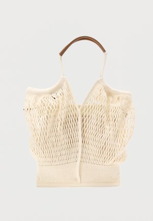 Borsa a rete color crema con base strutturata, caratterizzata da un manico in legno marrone e un motivo a intreccio aperto.