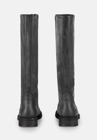 Botas de cuero negras hasta la rodilla con textura suave, que presentan un detalle de costura y un tacón bajo apilado, diseñadas para una silueta elegante.