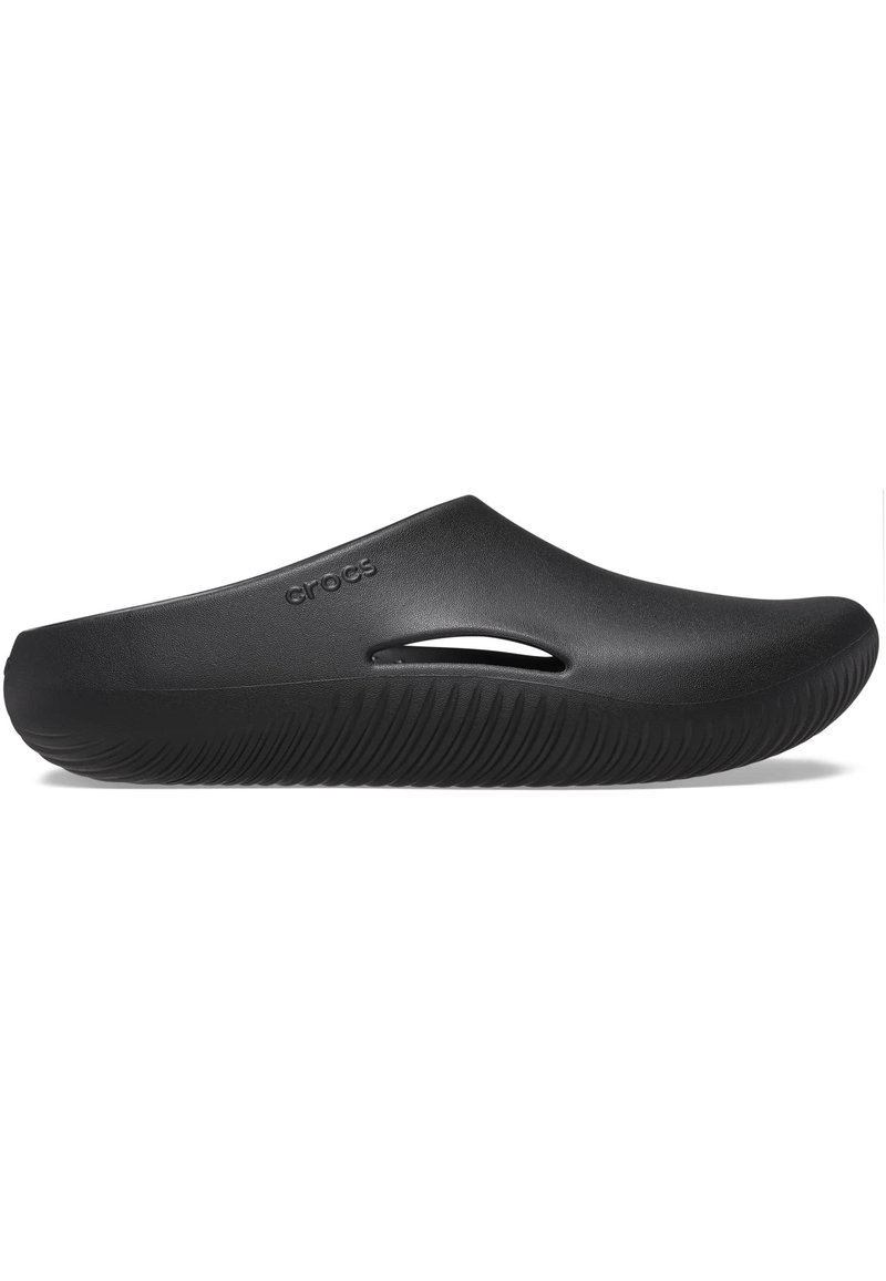 Schwarze Crocs Clogs aus synthetischem Material, mit einer glatten Oberseite, seitlichen Belüftungslöchern und einer strukturierten Sohle für besseren Halt.