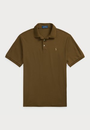 Bruine polo van katoen, met een drieknopenlijst, korte mouwen en een geborduurd logo op de linkerkant van de borst.