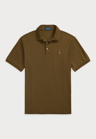 Brūna polo krekla izstrādāta no kokvilnas, ar trīs pogu aizdari, īsām piedurknēm un izšūtu logotipu uz kreisā krūšu.