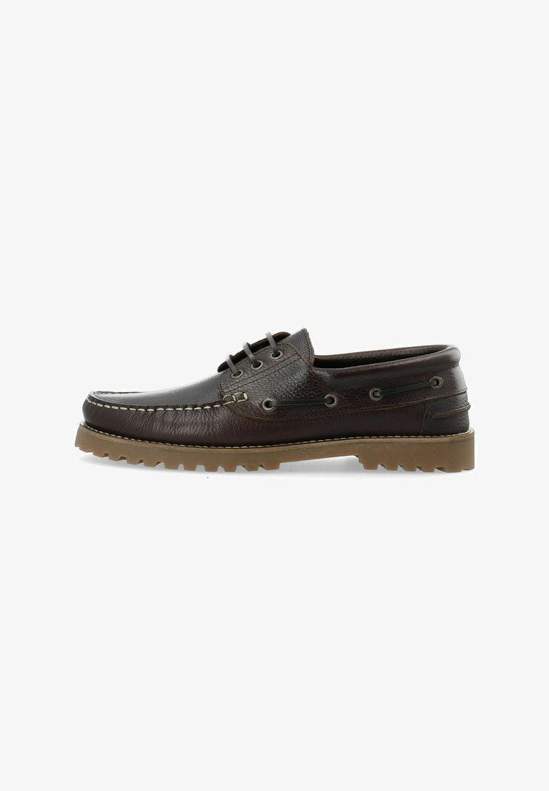 Bateau en cuir marron avec une finition texturée, des détails cousus et une semelle en caoutchouc avec un motif de crampons. Six œillets pour les lacets.