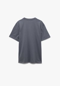 Camiseta de algodón gris con un corte relajado, cuello redondo y mangas cortas. Textura suave, sin patrones ni logotipos visibles. Se muestra la vista posterior.