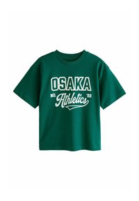 Groene katoenen T-shirt met gedurfde witte tekst "OSAKA NO. 92 Athletics." Korte mouwen en een ronde halsontwerp.