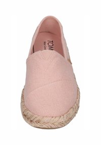 Roze stoffen espadrille met een textuurafwerking, gesloten neus en elastische inzet. Heeft een jute touwzool en een merk-inlegzool.