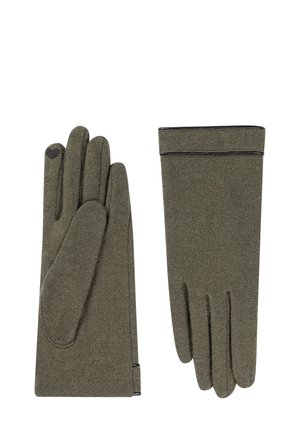 Ein Paar olivgrüne Strickhandschuhe, wobei einer die Handfläche mit einer Daumenverstärkung zeigt und der andere die Rückseite mit Detail des Bündchens zeigt, sowie ein kleines Herzsymbol auf dem Zeigefinger.