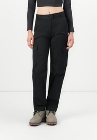 Pantaloni cargo negri cu croială dreaptă, buzunare frontale duale și o textură a materialului neted. Completați cu bocanci gri, de înălțime până la glezne.