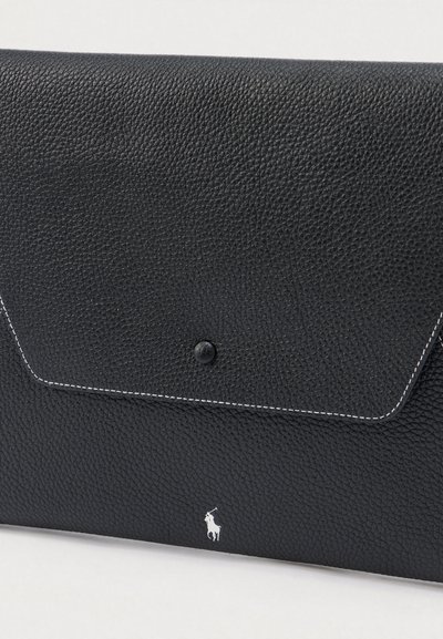 Czarna skórzana koperta z teksturowanym wykończeniem, białym przeszyciem, zapięciem na zatrzask i małym białym logo u dołu.