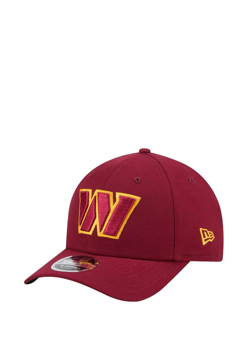 Bordeauxrotes Baseballcap mit erhabenem gelb- und burgunderfarbenem "W"-Logo, gebogenem Schirm und gestickten Akzenten. Hergestellt aus atmungsaktivem Material und mit verstellbarem Sitz.