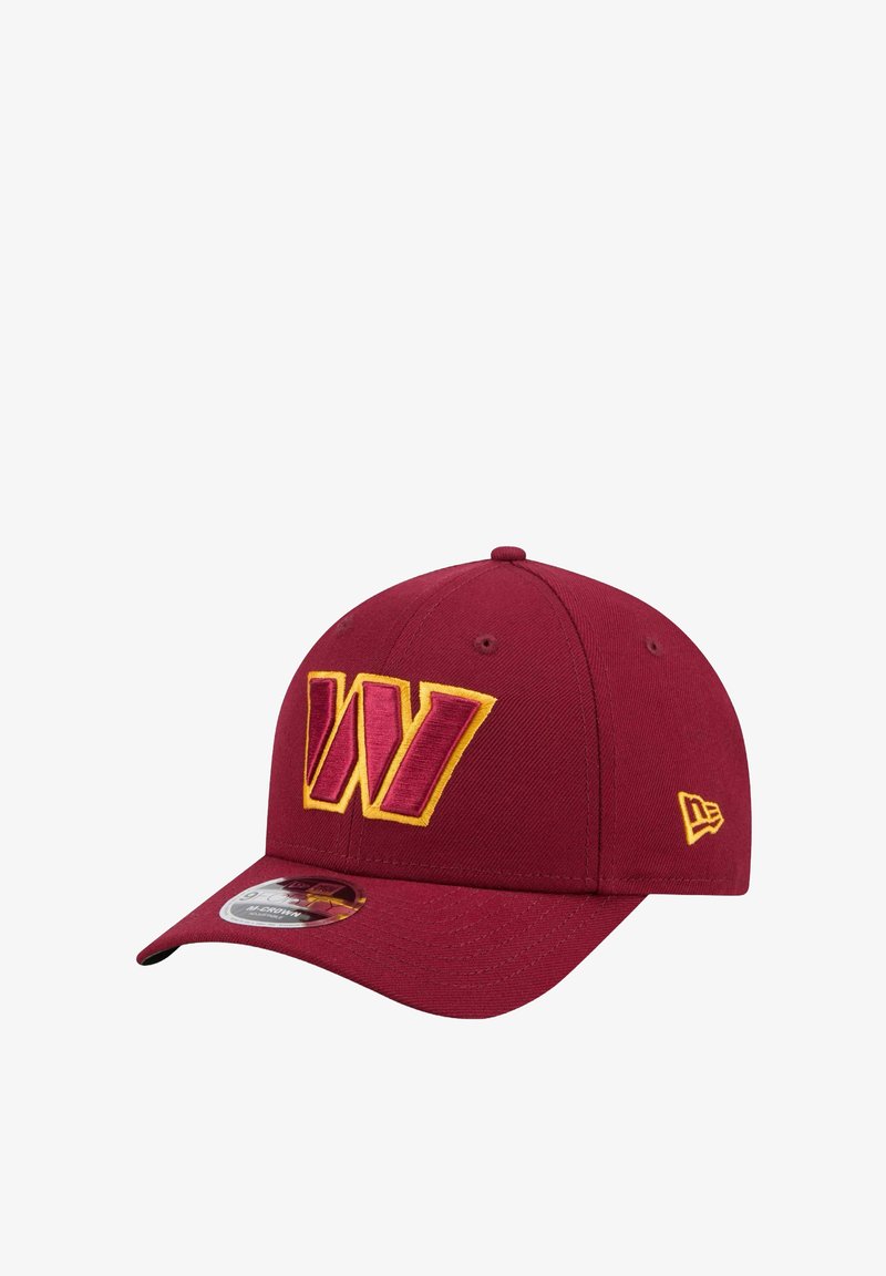 Bordeauxrotes Baseballcap mit erhabenem gelb- und burgunderfarbenem "W"-Logo, gebogenem Schirm und gestickten Akzenten. Hergestellt aus atmungsaktivem Material und mit verstellbarem Sitz.
