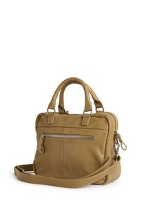 Borsa in pelle color cuoio con doppi manici superiori, tracolla regolabile, tasca frontale con cerniera e superficie liscia. Presenta un design minimalista e dettagli cuciti.